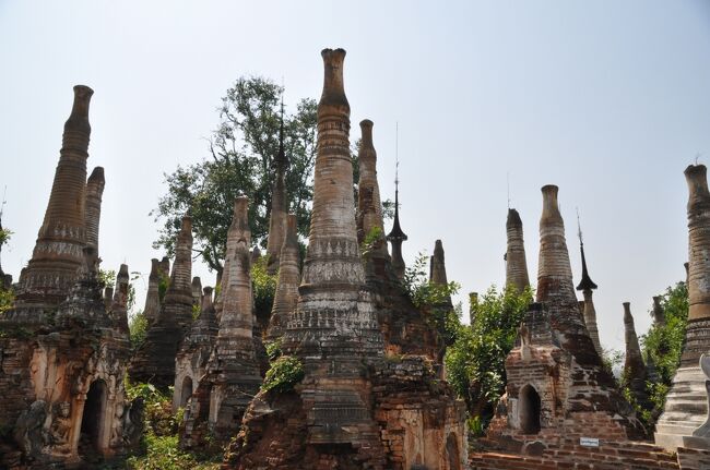 丘の上に到着した。古いパゴダが目につくがその先にはまぶしい光景が広がっていた。
