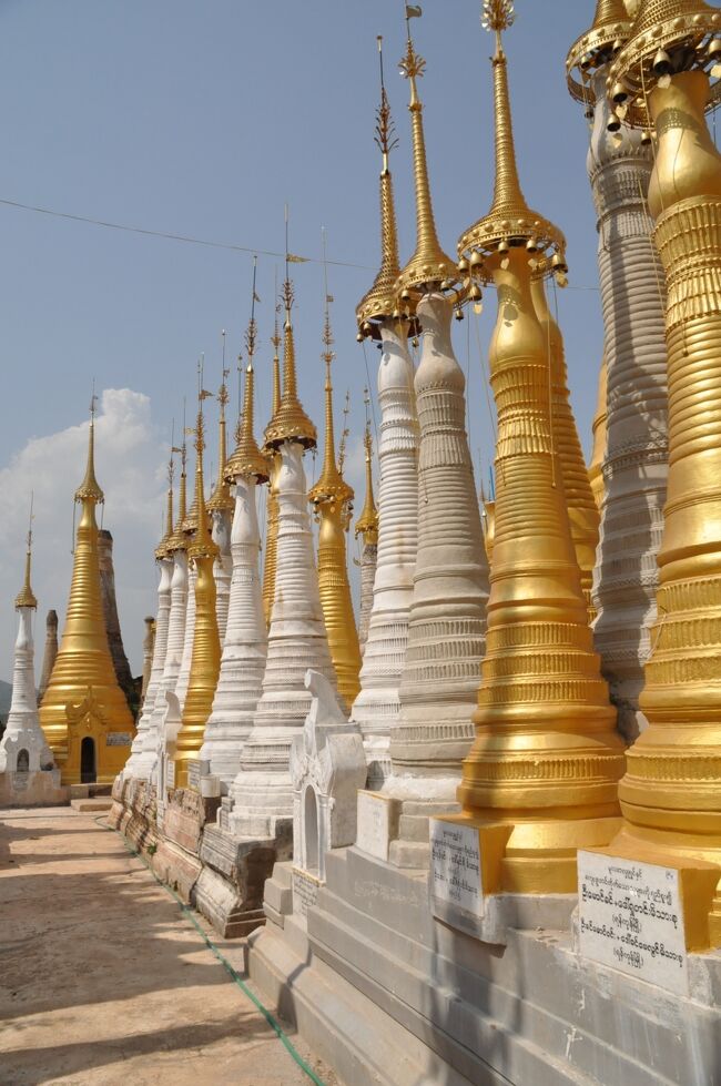 天を指す金色の刺々しい仏塔はすさまじく鮮やかだ。