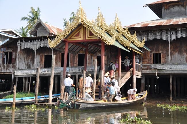 インテインでまったりしたあと、再び船で川を下り湖に戻った。<br /><br />最後の目的地はガーペー僧院だ。カーぺー僧院ではジャンピングキャットというアトラクションがある。単に猫が輪っかをくぐるだけのショーでなんの意味があるのかよくわからない。<br /><br />日没まではまだ時間がある。暇つぶしにはいいだろう。