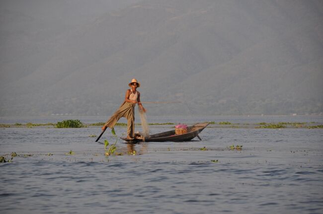 インレー湖北端にさしかかったときちょうど日没となった。<br /><br />インレーの船乗り。