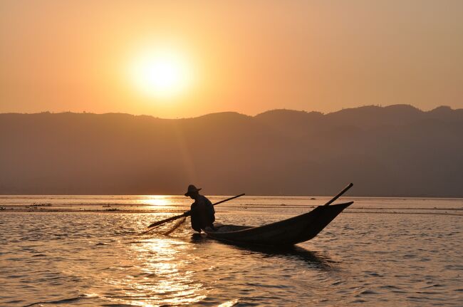 結局山に沈むことになるが湖上は夕日で赤く染まる。昨日はサンセットクルーズとかいいながら畑で夕日を見るというよくわからない行動で終わってしまったので昨日のリベンジといったところか。<br />　しかし今日は天気が良すぎて雲一つないので日没後空が単調な色に染まるだけだ。天気が良かったのはうれしいが、黄昏の美しさは昨日に軍配が上がる。