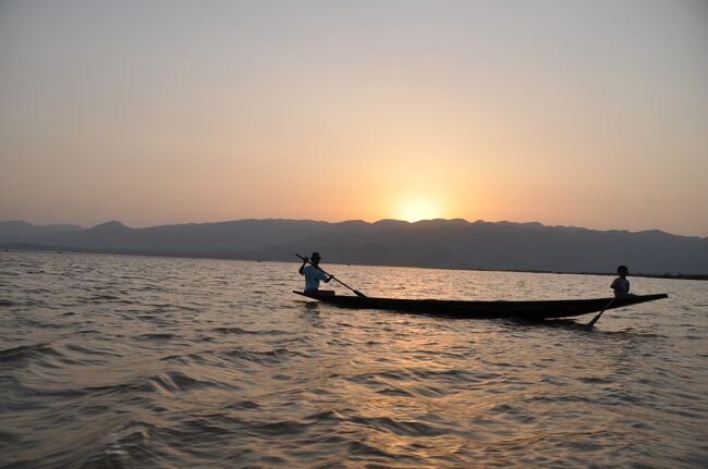 　日没後ニャウンシュエの桟橋に戻ってきた。桟橋の目の前がゲストハウスなので便利この上ない。ほとんどゲストハウスの周辺から出ないのでニャウンシュエの町がどうなっているのか未だにわからない。とはいえたいしたことはないだろう。今夜の夕食も宿の近くですませることにした。