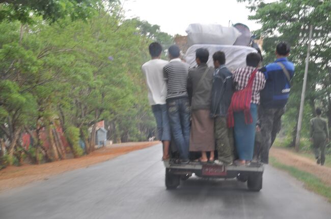 朝７時半。同じ宿の旅行車と３人で出発だ。まず車でタウンジーの政府機関へむかった。<br /><br />ミャンマーのピックアップトラックの後を走る。<br />タウンジーはインレー湖周辺で一番大きな町だ。政府機関でカックーへの入域の手続きを済ませた。カックーへは現在外国人旅行者が自由に立ち入ることはできない。ガイドを雇う形で訪問が可能だ。<br />　そんなわけで政府機関でガイドの紹介をされた。ガイドはパオ族の女性で民族衣装を身にまとっていた。カックー周辺はパオ族の居住地で年配の人にはミャンマー語が通じないようだ。パオ族はバダウン族（首長族）なども構成するカレン族の一派だ。