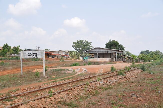 車で走ること２時間。カックーに到着したようだ。<br />カックーには列車も通っていて１日１本列車が走っているらしい。<br />写真はカックー駅。