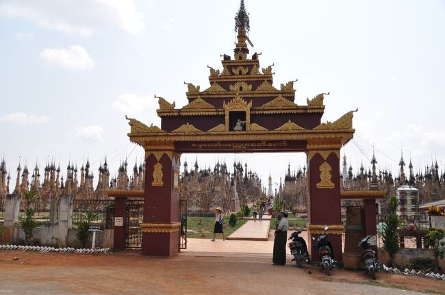 カックーの正面ゲート。