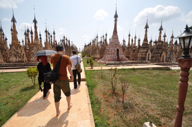 ゲートをくぐるとそこには刺々しい仏塔群が広がっていた。