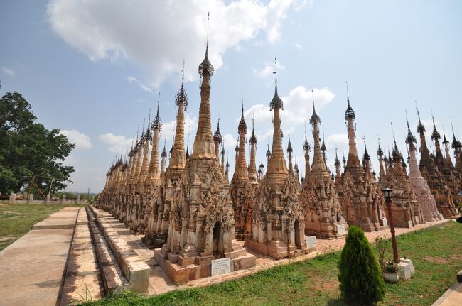 昨日行ったインテインのパゴダとは段違いのストゥーパの多さだ。ストゥーパは新しいものから古いものまでいろんなタイプのものがあり、すべてみるのは不可能だ。<br />寺院は現在も信仰の対象で遺跡とは呼べないが、ミャンマー人の生活にとけ込んでいる。