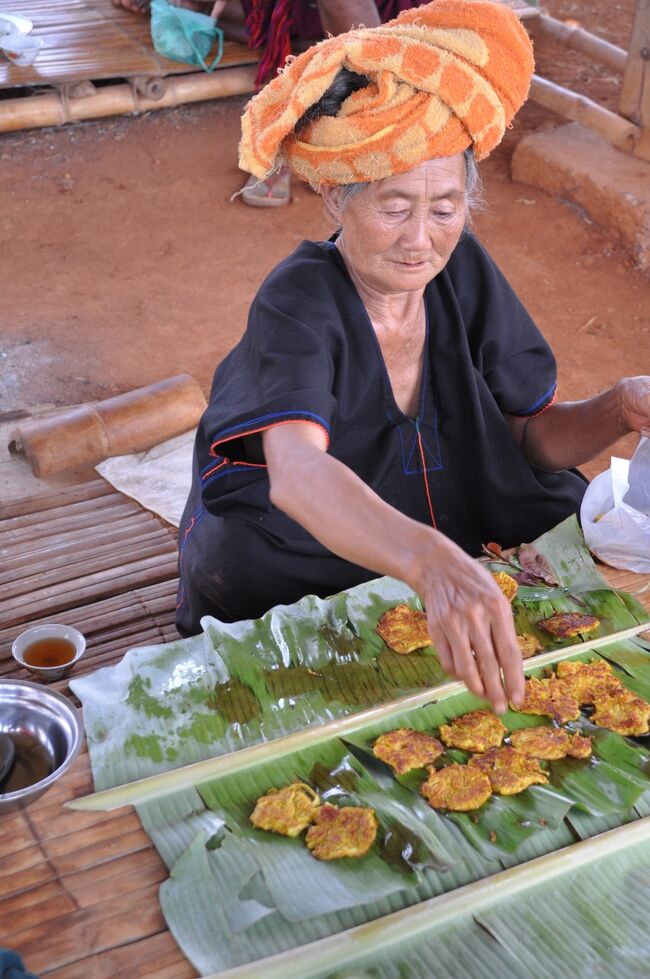ここでガイドの知り合いのおばさんにパパイヤを焼いたお菓子をいただいた。