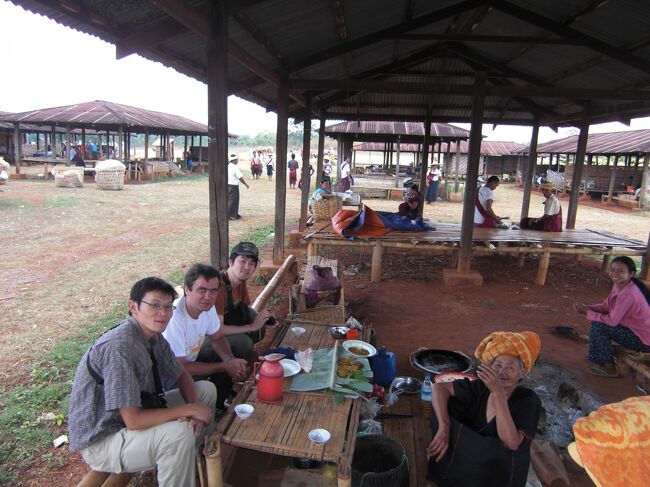 パオ族のマーケットにて。同行の旅行者たちと。