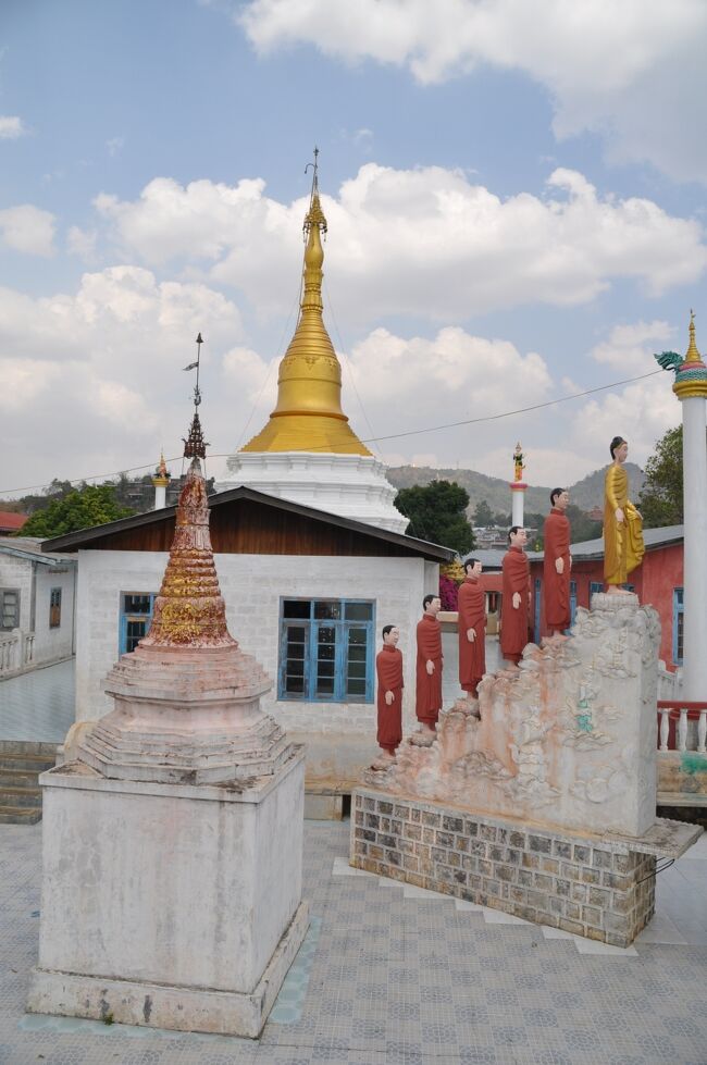 タウンジーに戻りガイドとはお別れだ。運転手に丘の上のパゴダに連れて行ってもらった。