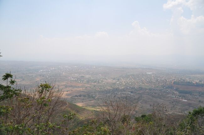 タウンジーはかなり標高が高いので日中でも肌寒く感じる。<br />パゴダからの眺め。