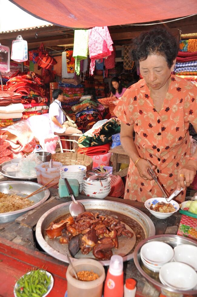 その後タウンジーのマーケットに行ってみた。タウンジーはかなり規模が大きく、マーケットもそれに見合う規模だ。いろんなものが売られているが食事ができる。<br /><br />とりあえずモツの麺を食べることにした。