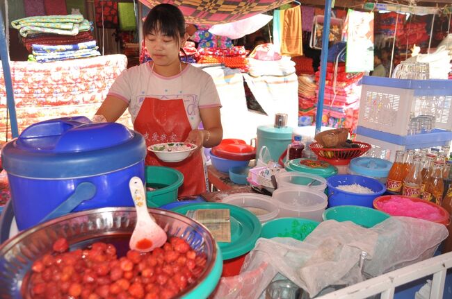 イチゴのシェイクなども食べそれなりにタウンジーのマーケットを楽しむことができた。<br /><br />しかし腹が心配だ。