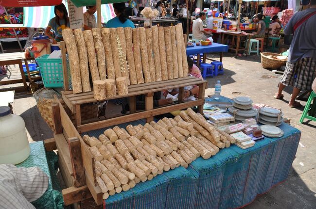 ミャンマー人がよく顔に塗っている粉「タナカ」が売られていた。これは日焼け止めの効果があるそうだがミャンマー以外では見たことがない。