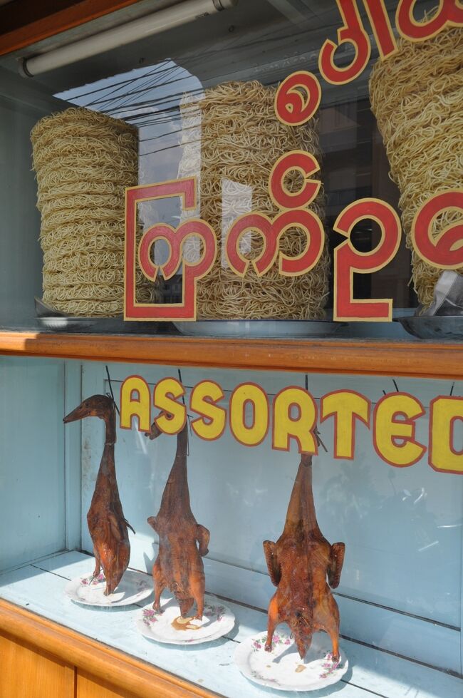 店先に鶏肉が吊されていた。