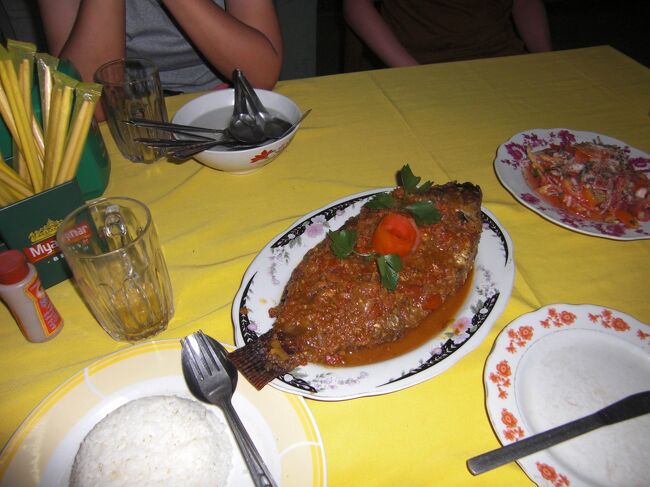 ４時前にニャウンシュエに戻ってきた。まだ日は高く日差しも強い。<br /><br /><br />　日が暮れ、夜は日本人仲間で夕食に向かった。みんな明日出発なので最後の晩餐だ。<br /><br />　夕食はせっかくインレー湖に来たのだからということでインレーフィッシュ（魚）を注文してみた。すると巨大魚が出てきた。<br /><br />　しかし味はいまいち。川魚独特の臭みがあるのはしかたない。その臭みをたくさんの香辛料でごまかしている感じだ。少し量が多くみんなで分けることになった。