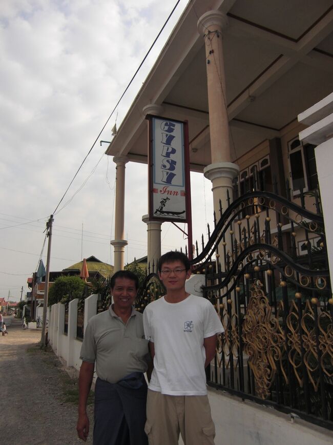 インレー湖出発の日。昼過ぎに宿から７キロ離れたシュウェニャウンの町をバスが出発する。<br /><br />インレー湖のジプシーインには３泊したが、久々に家族経営特有のアットホームな対応を受け、またたくさんの日本人旅行者と知り合え一緒にいろいろな場所へ行くことができ充実した３泊４日だった。<br />写真は宿のオーナー。