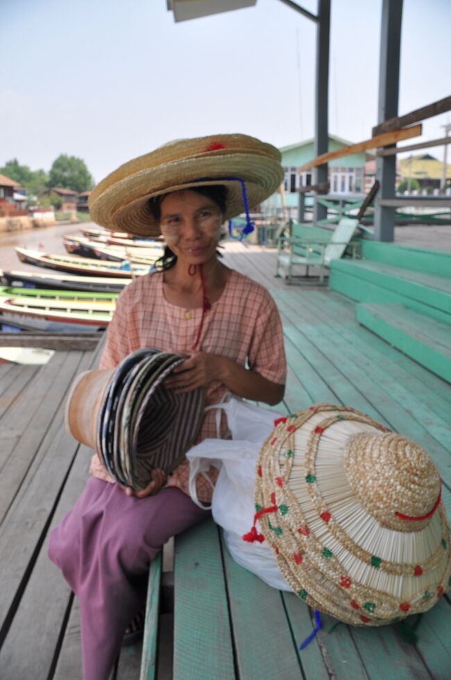 このゲストハウスもみんな出かけて今は一人。<br /><br />午前中は宿の前の運河を眺めるボーとしていた。しばらくすると帽子売りの女性が近づいてきた。帽子は８００チャット（８０円だ）。買ってしまった。<br />見た目は蓮の樹脂でできたロータス風だ。