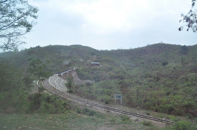 <br />　１１時にタクシーで宿を出発した。マンダレーから到着した際、バスを降りた同じ場所でバスを待つことになった。他にもバスを待つ客がちらほら見受けられる。しばらく時間があるので昼食だけすませておくことにした。　バスは１２時ちょうどに到着した。車内は今のところ空席が目立つがこれから埋まってくるのだろう。バスは峠を越え山岳地帯を行く。