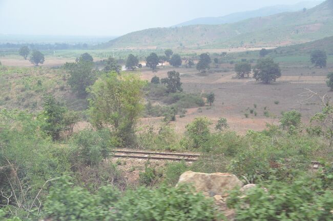 それに平行して鉄道も通っている。鉄道路線はループやスイッチバックを繰り返す興味深い路線だ。
