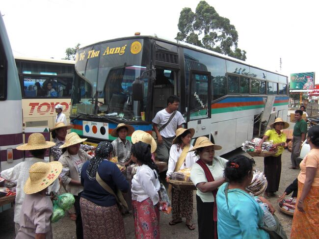 バスはアウンバンの町で休憩となった。<br /><br />僕の乗っているバスは富士箱根鉄道バスの中古だ。