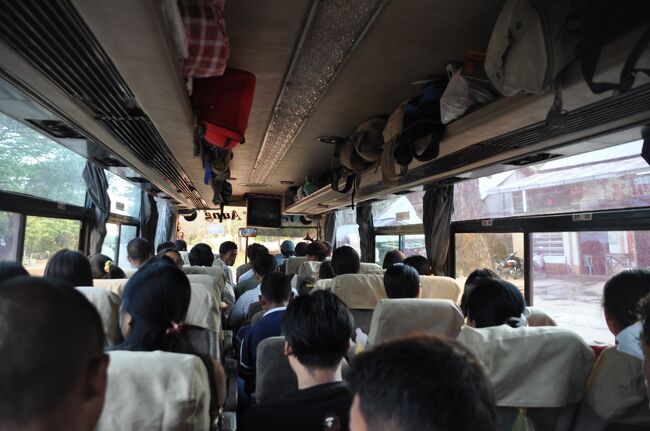 バスはカローなどの町を経て補助席まで満席にして一路ヤンゴンを目指した。<br />　インレーへと続く幹線道路は大型トラックとのすれ違いもままならない細い道路で距離の割に時間がかかる。日が暮れた頃、平地に入った。<br />　深夜休憩のたびに補助席の乗客は席を立たずゆっくり寝ていられない。ミャンマーのバスではねることは前提にされていないのか。基本的に休憩のたび全員バスから降ろされる。