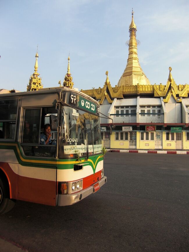 翌朝の早朝５時にヤンゴンの長距離バスターミナルである「アウンミンガラー・バスターミナル」に到着した。ここは空港より遠い場所にあり、タクシーだとかなり高くつく。幸いにも簡単に市バスは見つかり始発ということで後ろのゆったりした席に座ることができた。バスは終点がスーレーパゴダなので下りる場所の心配もしなくていい。<br />　バスは１時間ほどでスーレーパゴダのロータリーに到着した。ちょうど朝日がパゴダに照りつけまぶしい。