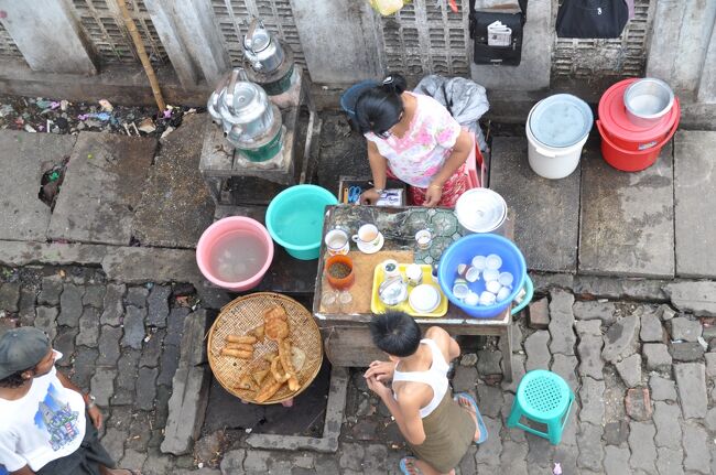 ヤンゴンの日常。歩道橋からの撮影。