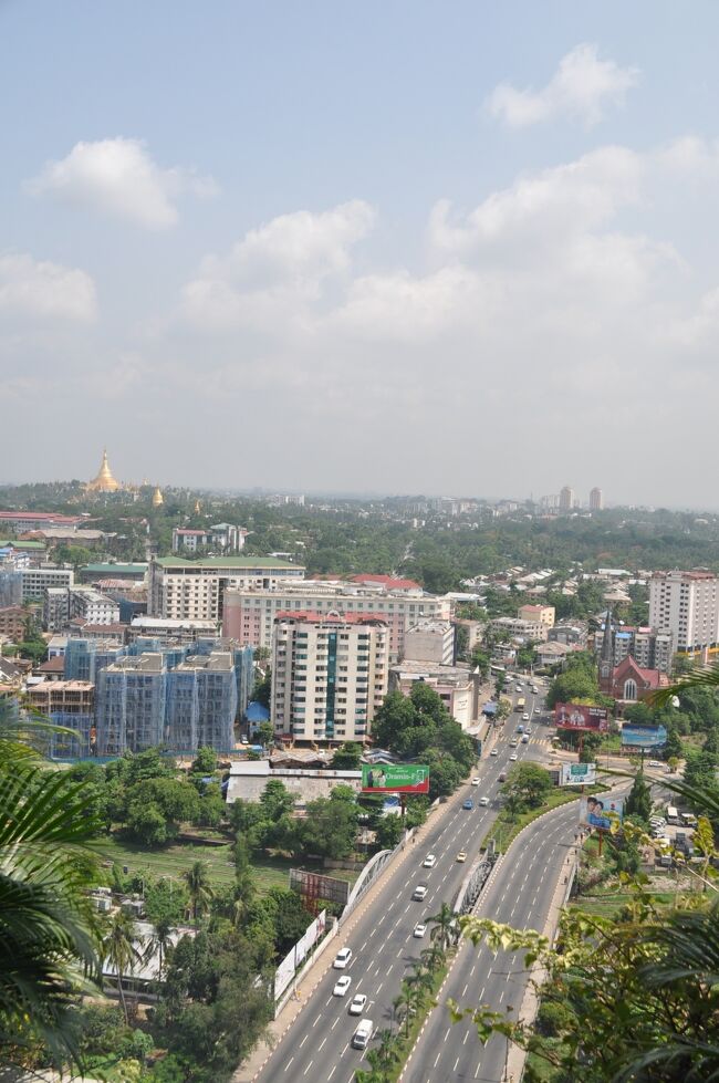 Ｅさんとサクラタワーという２０階建ての高層ビルの最上階にあるレストランでヤンゴンのパノラマを眺めに行ってみた。