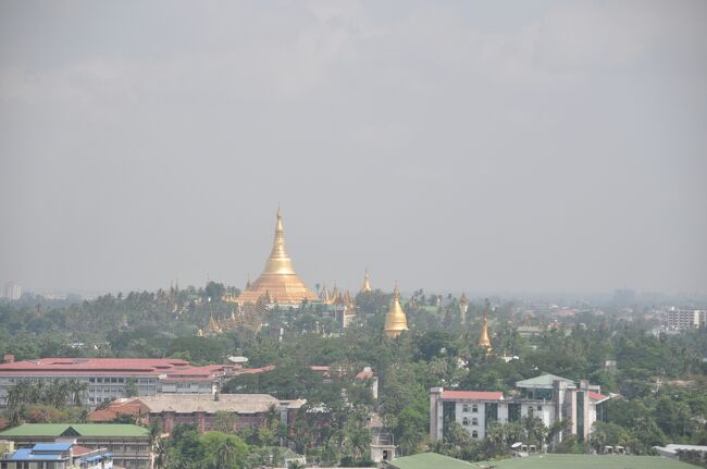 エアコンの効いたスペースは別世界だ。窓の外にはシュウェダゴンパゴダが見下ろせる。