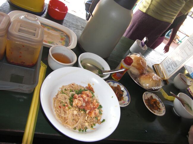 そうこうしているうちに昼前になったので宿に戻りＥさんは出発だ。一緒に行動できたのはつかの間だった。<br />出発前近くの茶屋でシャンヌードルを頼んだらビルマ風の脂っこいのが出てきた。インレーで食べたシャンヌードルとは別物だった。<br /><br />午後は一人になり、外にいても暑いだけで夜行バスはほとんど眠れなかったので昼寝することにした。<br />　　<br />夜アウンサンスーチーの家の隣にあるホテルに行ってみた。ヤンゴン大学やアメリカ大使館もすぐそばにある閑静な住宅街だ。<br />　向かった先はシティーレイクビューホテル。閑静な高級住宅地にあるにもかかわらず、ここだけ廃墟のような建物だ。建物は老朽化しているが湖に沈む夕日が見られる最高のロケーションにある。アウンサンスーチーもこの夕日を毎日見ているのだろうか。９８年の８月にヤンゴンに来たときアウンサンスーチーの演説が毎週行われ、この界隈は外国人や現地人の野次馬でにぎわっていた。しかし現在、スーチー宅前と周辺の道路は閉鎖され、ひっそりとしている。<br />そんな中シティレイクビューホテルはスーチー宅前を通り抜けできないため袋小路になってしまった。この環境ではタクシーを呼ぶのもままならない。<br />シティーレイクビューホテルは１泊１５ドル。ヤンゴン中心部のホテルと設備比べるとリーズナブルだが現在は立地の悪さから閑散としていてホテルへ移設のディスコやレストランなどの設備は荒れ放題だ。どう考えても客を迎え入れるような雰囲気ではないレストランで食事をしてみた。値段は高くないが味もいまいち。ただここで受けたビルマ伝統マッサージはレベルが高いと感じた。１時間半で７ドル。タイのように痛くもなくなかなか良かった。<br />　<br />　思うように外出ができないこのホテルだが時間に余裕があれば利用価値は高い。このロケーションは素晴らしいので機会があれば泊ってみたい気はする。<br />　帰りのタクシーが心配だった。たまたま１５分ぐらい待って客を乗せてきたタクシーでスーレーパゴダに戻ることができた。<br /><br />オキナワゲストハウスは既に停電していた。夜間は電気が通っているという話だったが、これではエアコン付きの部屋も意味がない。８ドルの安い部屋にしておいて良かった。<br /><br />翌日。<br />今日丸一日ヤンゴンで過ごすことになる。<br /><br />本当ならヤンゴンに戻ってくるのは出国日の前日が良かった。しかしミャンマーの交通事情は最悪でヤンゴンに戻ってくるバスが途中で故障して到着が大幅に遅れてしまった場合、帰りの飛行機に乗れないなどということがあるかもしれない。そんな最悪の場合を想定してヤンゴンには１日早く戻ってきた。そんなわけでヤンゴンには２泊することになり、今日は予定のない一日となる。結果として今回のミャンマーでのバストラブルはなく、運が良かったのだが、まだまだミャンマーのバス事情は安心できる状態ではない。<br />　<br />今のオキナワゲストハウスに連泊してもいいのだが、日中は共有スペースが快適なホワイトハウスホテルの方が居心地がいいので移動することにした。<br />　ホワイトハウスホテルは徒歩圏内。９時過ぎに到着したらいつものように朝食を食べていいといわれたがオキナワゲストハウスで食べているのでパス。でも軽く紅茶とフルーツをもらうことにした。久々のホワイトハウスホテルは結構泊っている人が多いようだ。<br />　午前１１時前。いつものように停電だ。部屋にはいられない。停電の時間はその日によってまちまちで予想できない。<br />　とりあえずエアコンの効いたネットカフェで２時間ほど時間をつぶし、昼食はビリヤニ。ミャンマーでの食事はインド料理に始まってインド料理に終わってしまった。ミャンマーの欠点は食事と停電、そして移動だろうか。移動はそれなりに楽しめるかもしれないが。