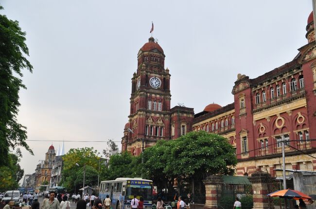 夕方イギリス時代の建造物を見学にむかった。当時の重厚な建物はそのまま使われている。<br /><br />写真は最高裁判所の建物。