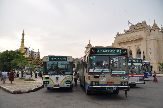 スーレーパゴダ周辺はバスターミナルになっている。<br />そこに停まっているバスはすべてが日本製の中古車だ。