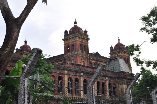 中には巨大な廃墟になった建物もある。