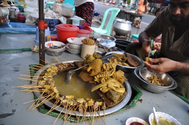 町中で見かけるモツ煮込みの屋台。値段は安すぎて覚えてない。１０本以上食べたが３０円ほどだったような気がする。