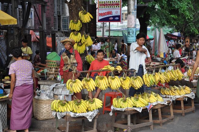 フルーツが色とりどり夕日に染まり美しいコントラストを醸し出していた。<br />これが世界最貧国の経済制裁を受けている国なのか信じがたい光景だ。それほどこの国は食べ物が豊富だ。東南アジアの北朝鮮などと比較されがちだが、それは次元が違うに他ならない。