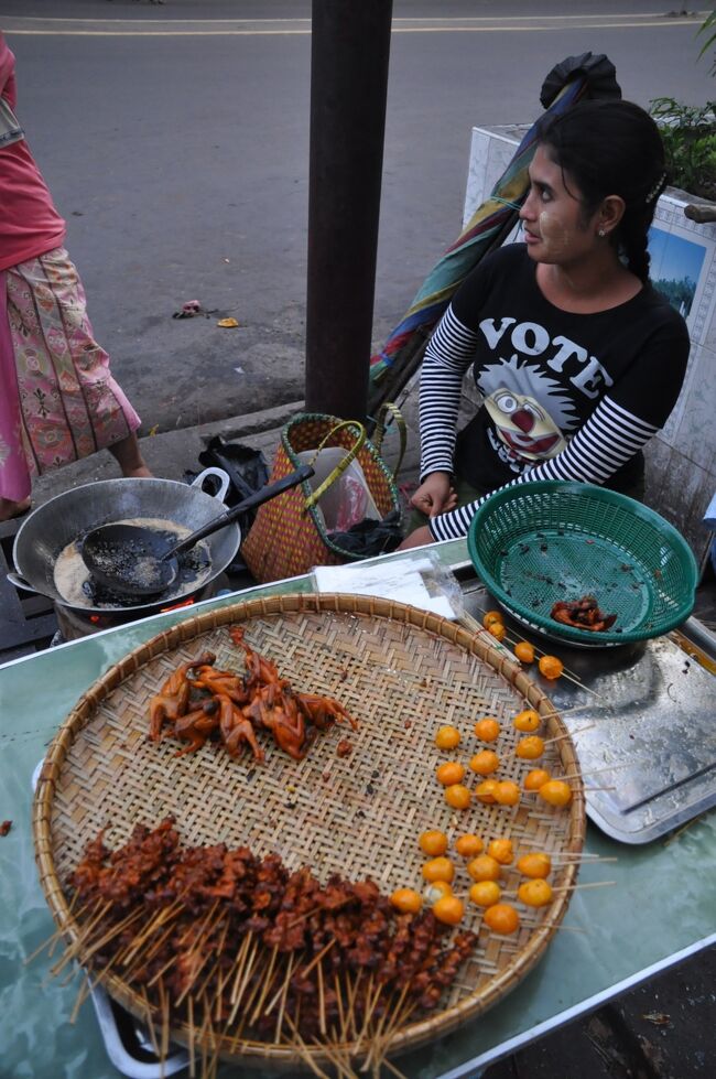 日が暮れ、ヤンゴンは思ったより涼しい。夕食は屋台でハト？の唐揚げを買って宿で食べることにした。
