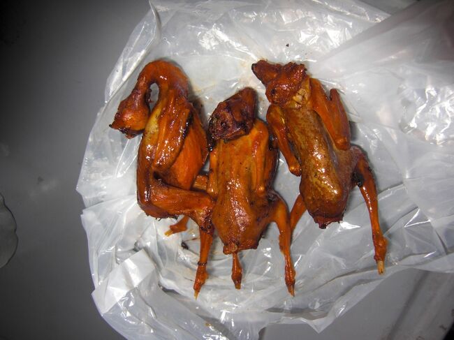 ミャンマー出国の日。<br />６時半にホテルで空港へのタクシーを頼んでおいた。するとフロントのオヤジが運転していくらしく、ホテルの前に路駐されていた車に案内された。<br />値段は５ドルなのでちょっとした小遣い稼ぎなのかよくわからない。オヤジは日本語を話せないが日本に１０年ほど働きに行っていたらしい。その金で中古車の輸入をやっているらしく日本のタダ同然の中古車がここでは２０万円で売れるらしい。