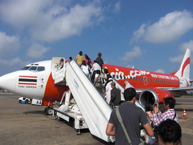 エアアジアのバンコク行きは８時３５分発。タラップを上り機内に入った。<br /><br />この便はすいていて空席が半分以上だ。座席は決まっていたが、どこに座ってもいい雰囲気だ。