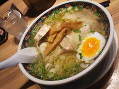 北海道ラーメン道場の店舗の一つ。
函館ラーメンとしては全国区となっているお店でランチ。
あじさいと言えば「塩」、という事で、塩ラーメンをオーダー。
普通に美味しかったですが、至って普通。シンプルにラーメンを楽しみたい方にはお薦めです。