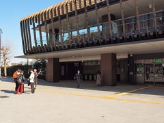 JR上野駅公園口がこんな感じになっていました(@_@)

新しい公園口駅舎には、エキュート上野の新たな店舗と上野恩賜公園を望む展望テラスが、なんと２０２０年４月２１日（火）にオープンしていたそうです！！

