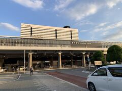 このバスツアーの出発は、朝の６時半に新大阪駅に集合です。ということで、新大阪駅南口にやってきました。新大阪駅は、北口がメインで、南口は駐車場だけなので、特に何もありません。
それにしても、今日はいい天気です。かなり期待が持てます。
