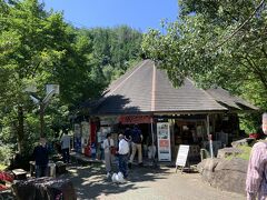 「道の駅熊野古道中辺路」で休憩です。旅行会社のツアーでは、クレームになりやすいからか、２時間に一回ほどトイレ休憩を入れていました。停車時間はまちまちでしたけど。