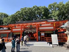 それでも拝殿前には参拝の行列ができております。先にも言いましたが、私は参拝にこだわりはありませんので遥拝で済ませ、周囲を散策したいと思います。