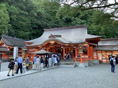 熊野那智大社の拝殿へとやってきました。参拝に並んでいる人が多いので、相変わらず遥拝で済ませております。