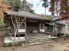 開山堂です。こちらはテレビで高山寺というと写される建物かもしれません。現地に行ってみて、こんな小さい建物だっけ？と思いました。6畳一間一部屋ぐらいの建物です。