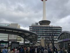今回も京都駅から定期観光バスは出発します。一時期、新型コロナの影響で休業していたのですが再開し、しかも予約サイトによってはgotoキャンペーンの対象になるという事で、非常にありがたかったです。
写真は、京都駅前の路線バス乗り場の光景ですが、京都市バスは大行列となっていました。ひえ～と思いました。ただ、よくよく見ると、さほどでもないかなあとも思えてきました。
