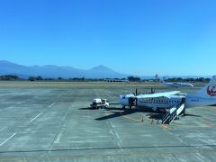 鹿児島空港には10：30到着。
霧島の山並みが美しいですね。
