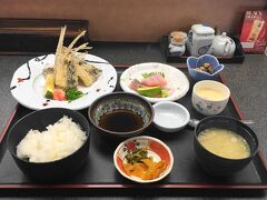 屋久島の名物「首折れサバ」が食べられる地元の人気店ということで訪れましたが、「本日入荷なし」にショック。
飛び魚唐揚げ定食・お造り付きを注文。
