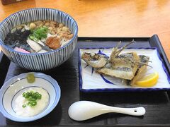 屋久島うどん・飛び魚のから揚げ付きを注文。
おうどんにはサバ節やさつま揚げが入っていて、お出汁も美味しくて満足。
飛び魚のから揚げは、頭からバリバリ。
身は肉厚でふんわり、とても美味。
最後に屋久島のお味を堪能できました。
　